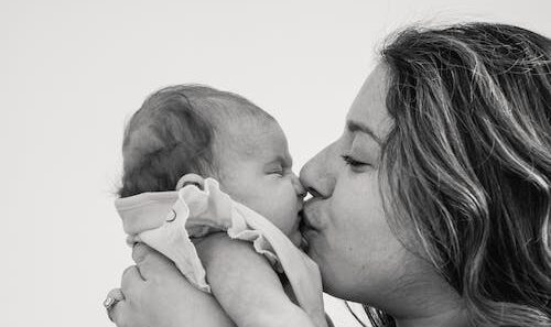 Hoe je als baby naar je moeder kijkt, heeft ook invloed op je liefdesleven.