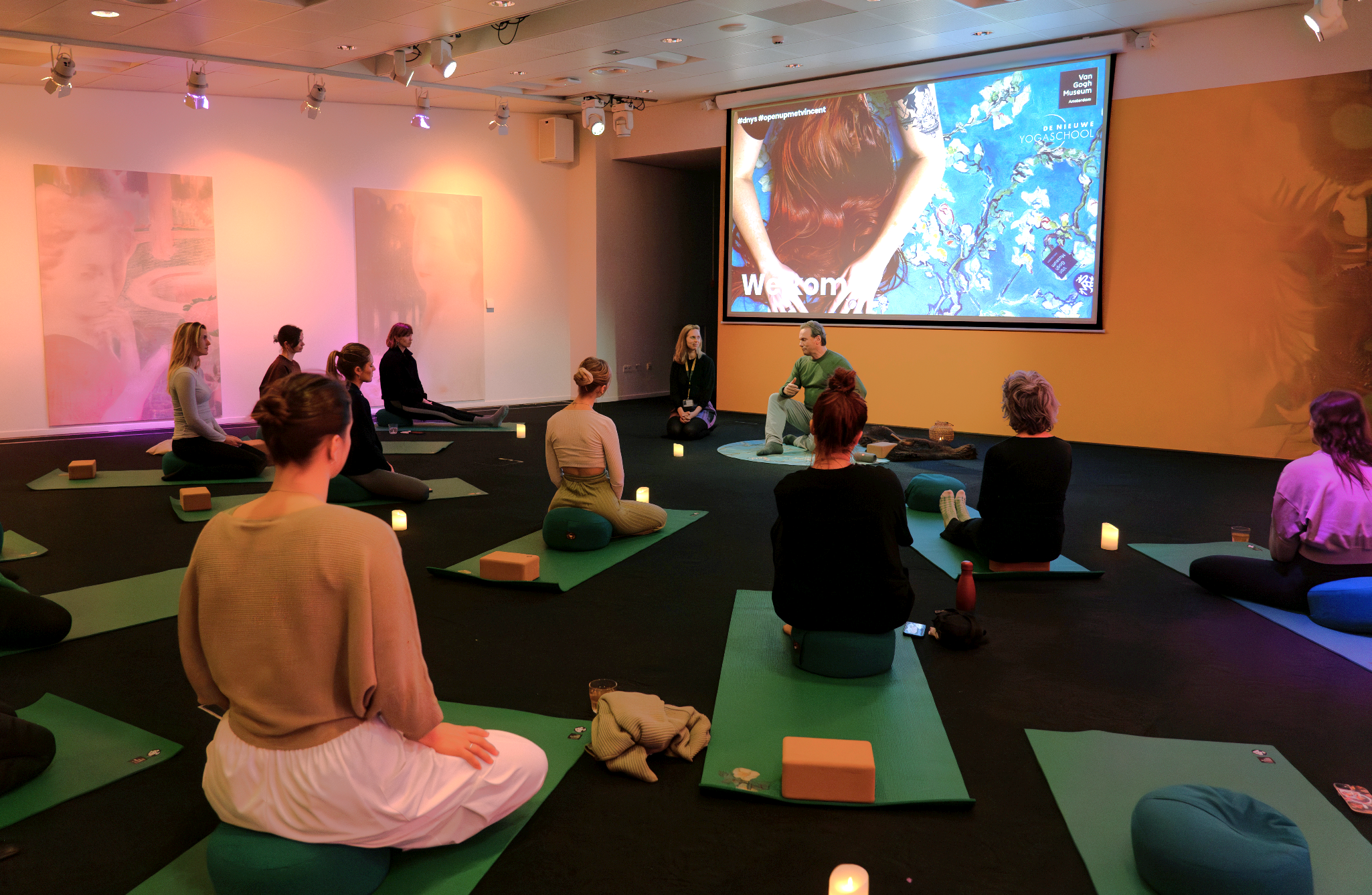 Het Van Gogh museum verbindt yoga met kunst.