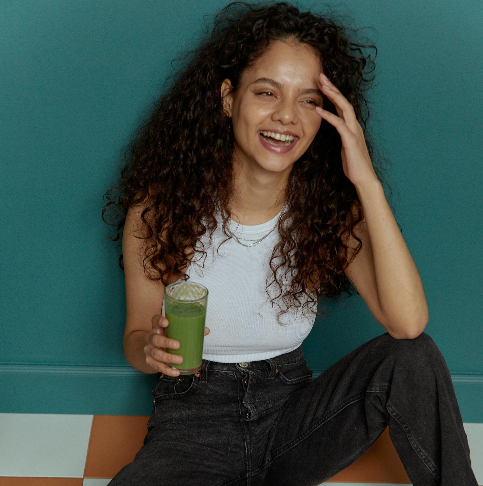 vrouw drinkt glas met matcha