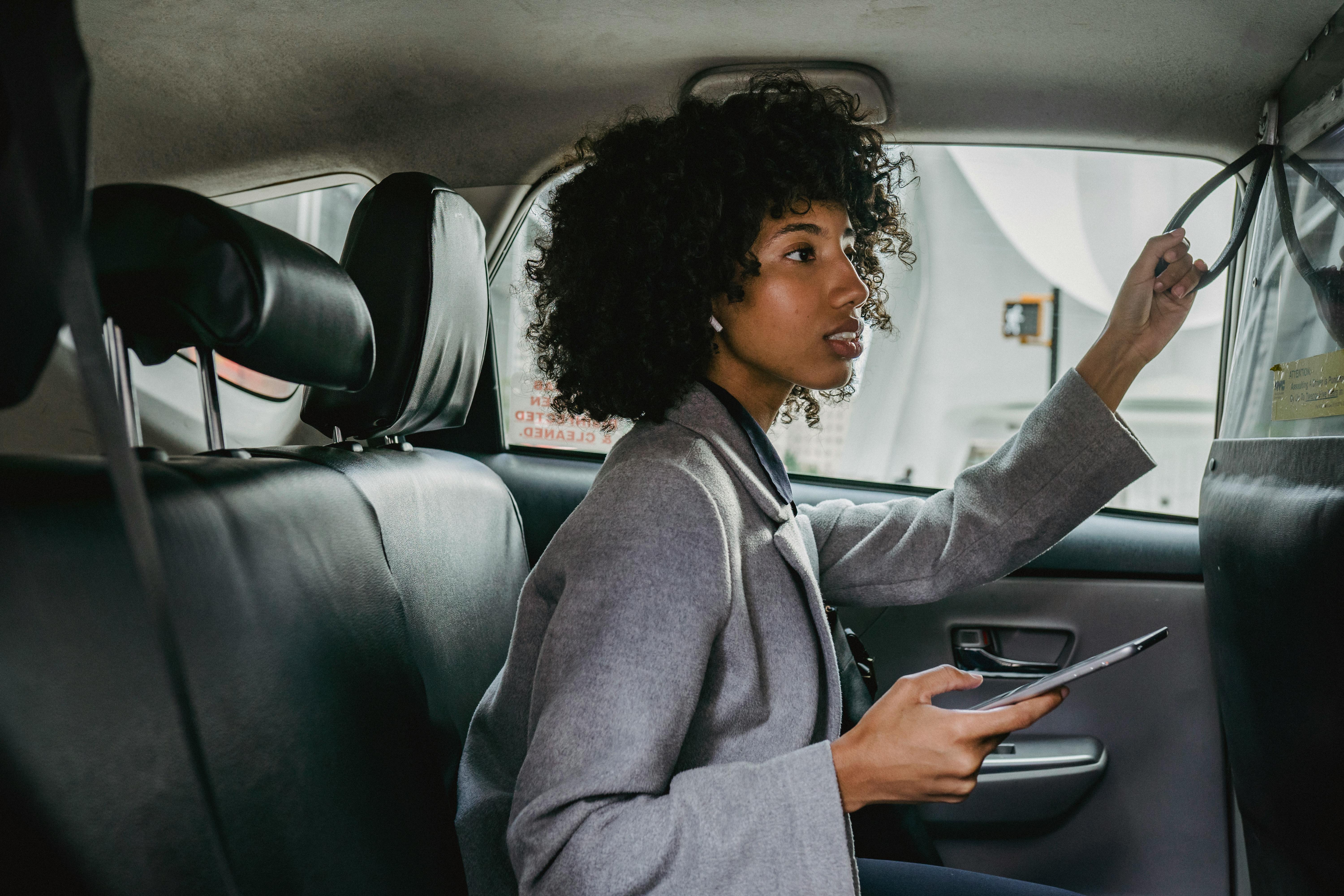 vrouw neemt een taxiritje via diva-ride