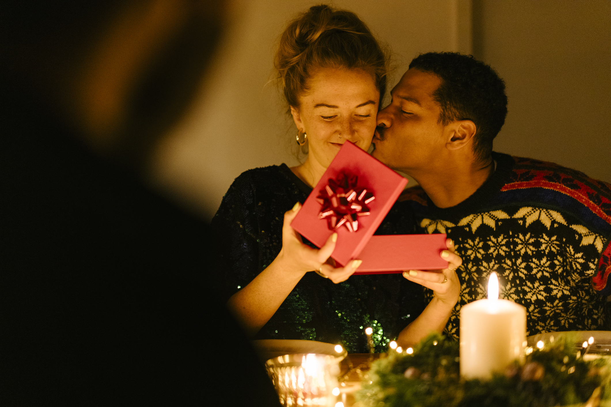 Vergeet het krijgen van cadeaus: geven maakt je veel gelukkiger, zeggen onderzoekers