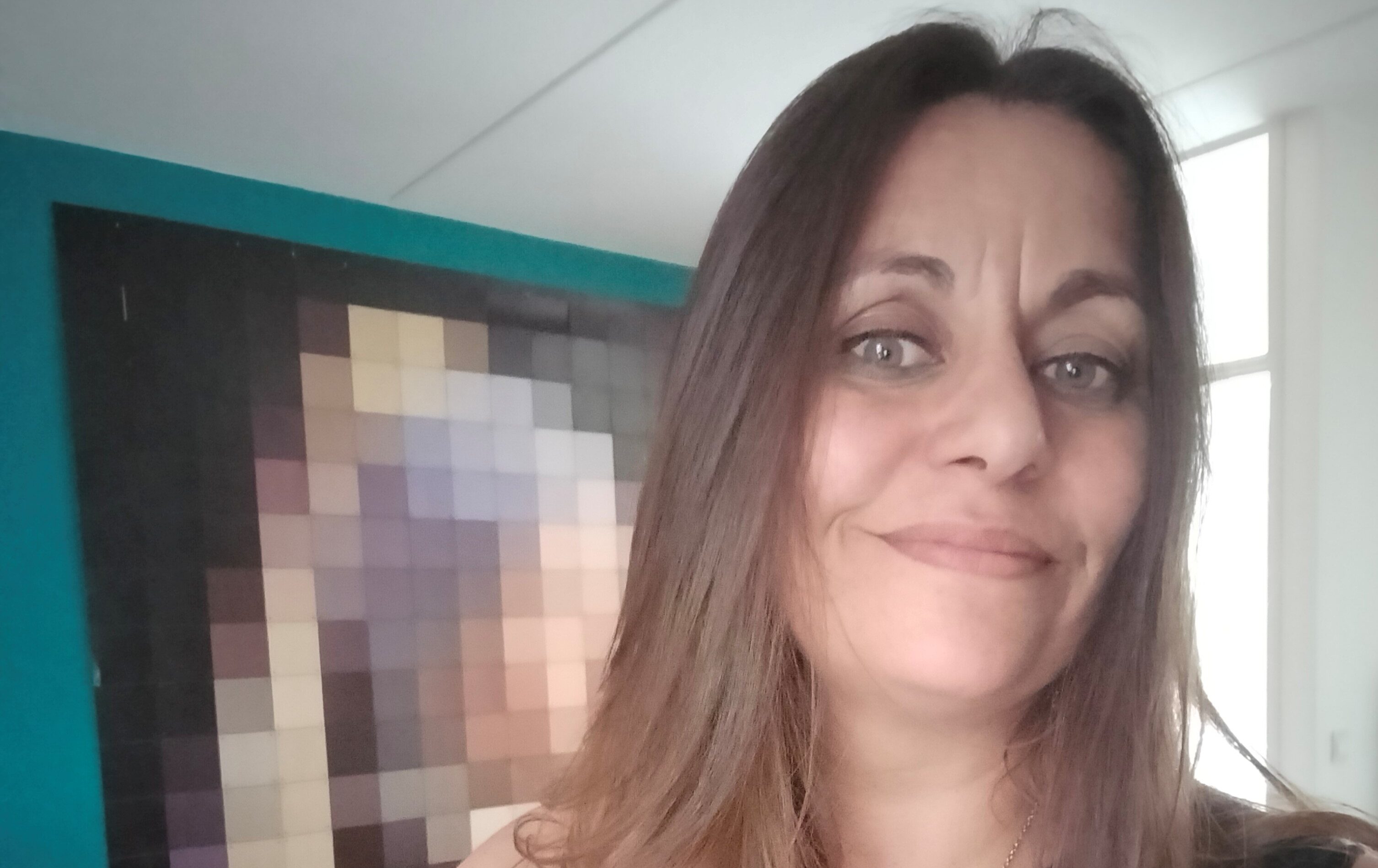 Laura (43) over haar single leven: 'Ik probeerde mijn partner te reanimeren'
